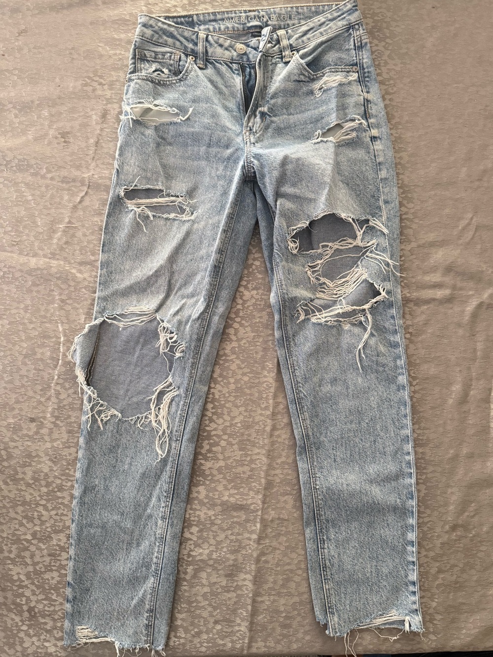 American Eagle Strigid Ripped Mom Light Wash Jeans